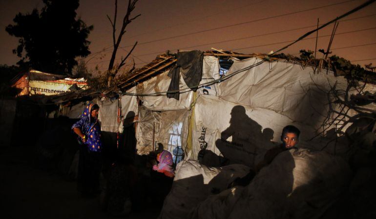 Una familia pobre vive rodeada de basura en un campamento en Nueva Delhi, en la India