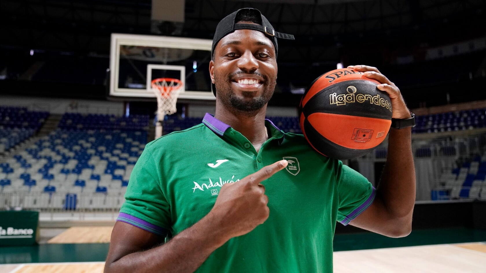 Melvin Ejim posa con un balón en la pista del Martín Carpena