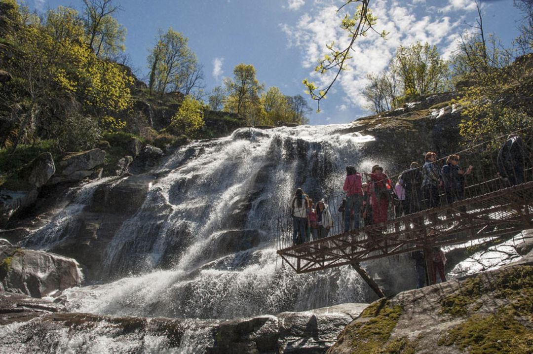 Varios turistas en una imagen de archivo en la &#039;Cascada del Diablo&#039;