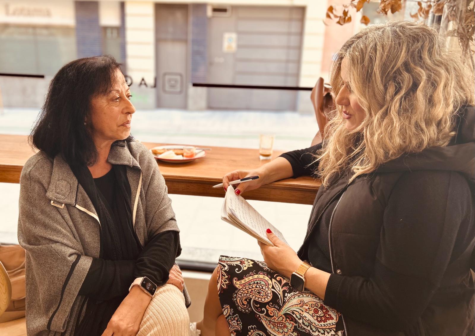 Mari Ángeles Tomé Cerezo, agricultora y empresaria onubense junto a Ana Gil, periodista de la Cadena SER de Huelva