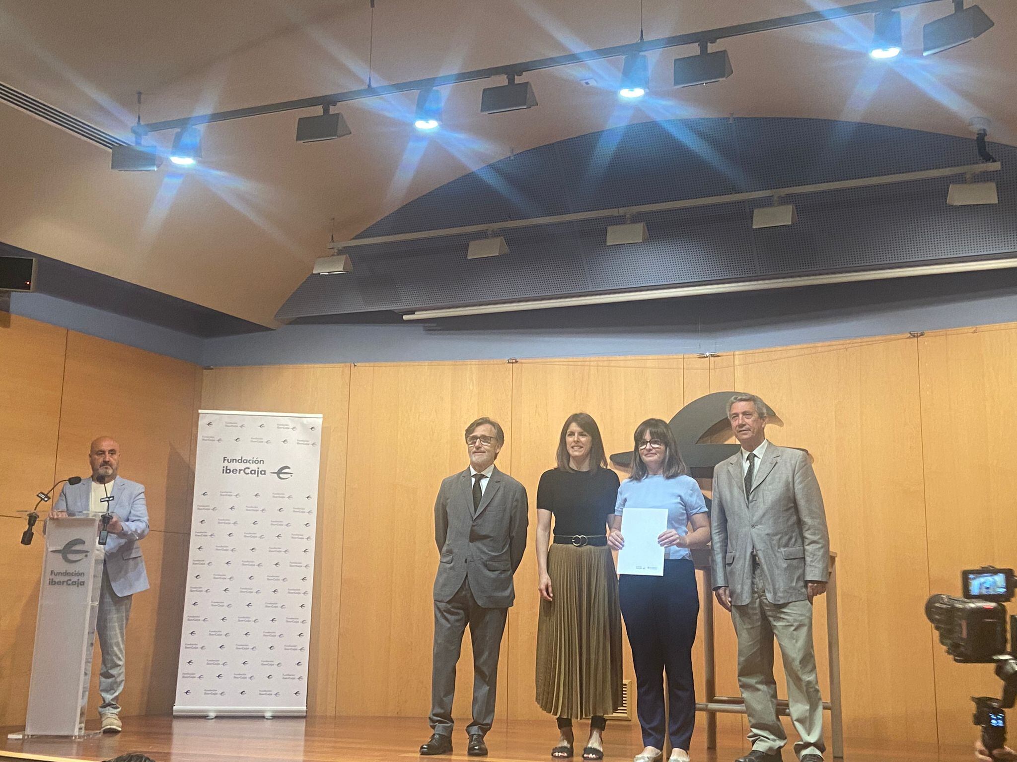 Momento de la entrega de la ayuda concedida por Ibercaja a la Fundación Rey Ardid