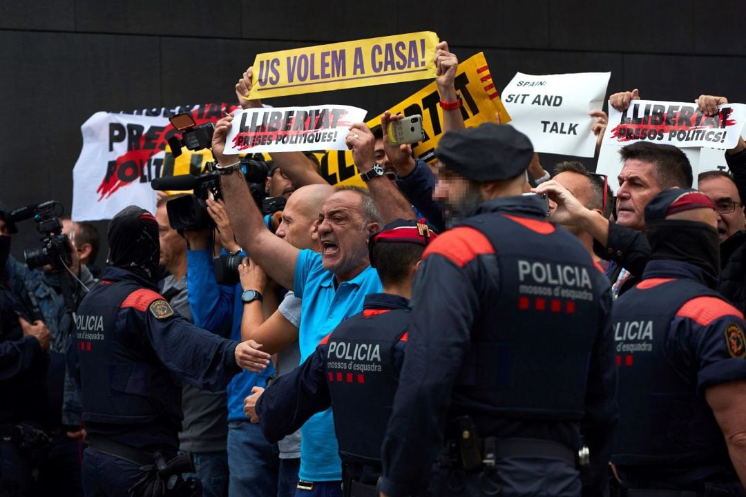 Varios manifestantes y trabajadores del hospital increpan al presidente del Gobierno en funciones, Pedro Sánchez.