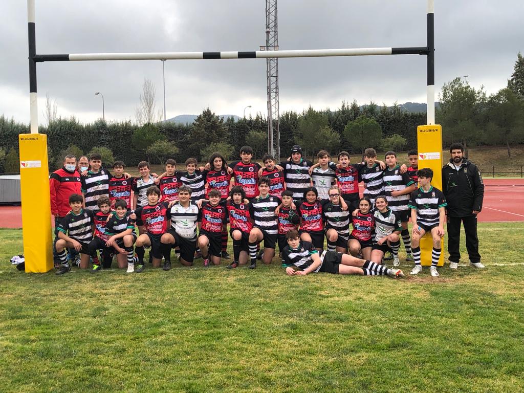 Jugadores del CAR Cáceres y Salamanca y Ávila, al final del emotivo encuentro sub-16 en el que mezclaron los equipos para que hubiera igualdad.