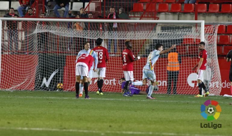 Moment en que Javi Guerra aconsegueix el gol de la victòria per al Rayo.