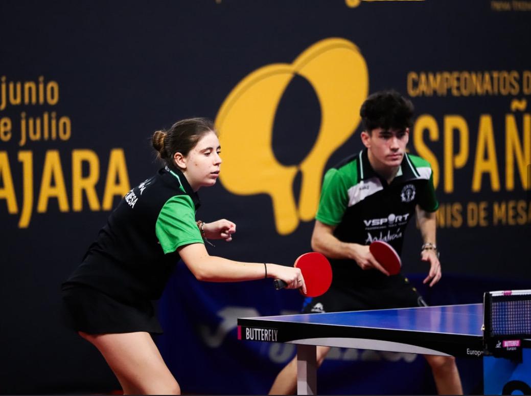 Pareja mixta de Tenis de Mesa en un lance de un partido.