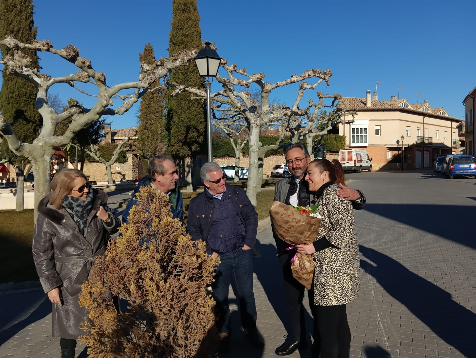 Imagen de archivo de los concejales socialistas arandinos Amparo Simón e Ildefonso Sanz y el procurador Luis Briones, recibidos en una visita a Fresnillo de las Dueñas por el alcalde, Gustavo García