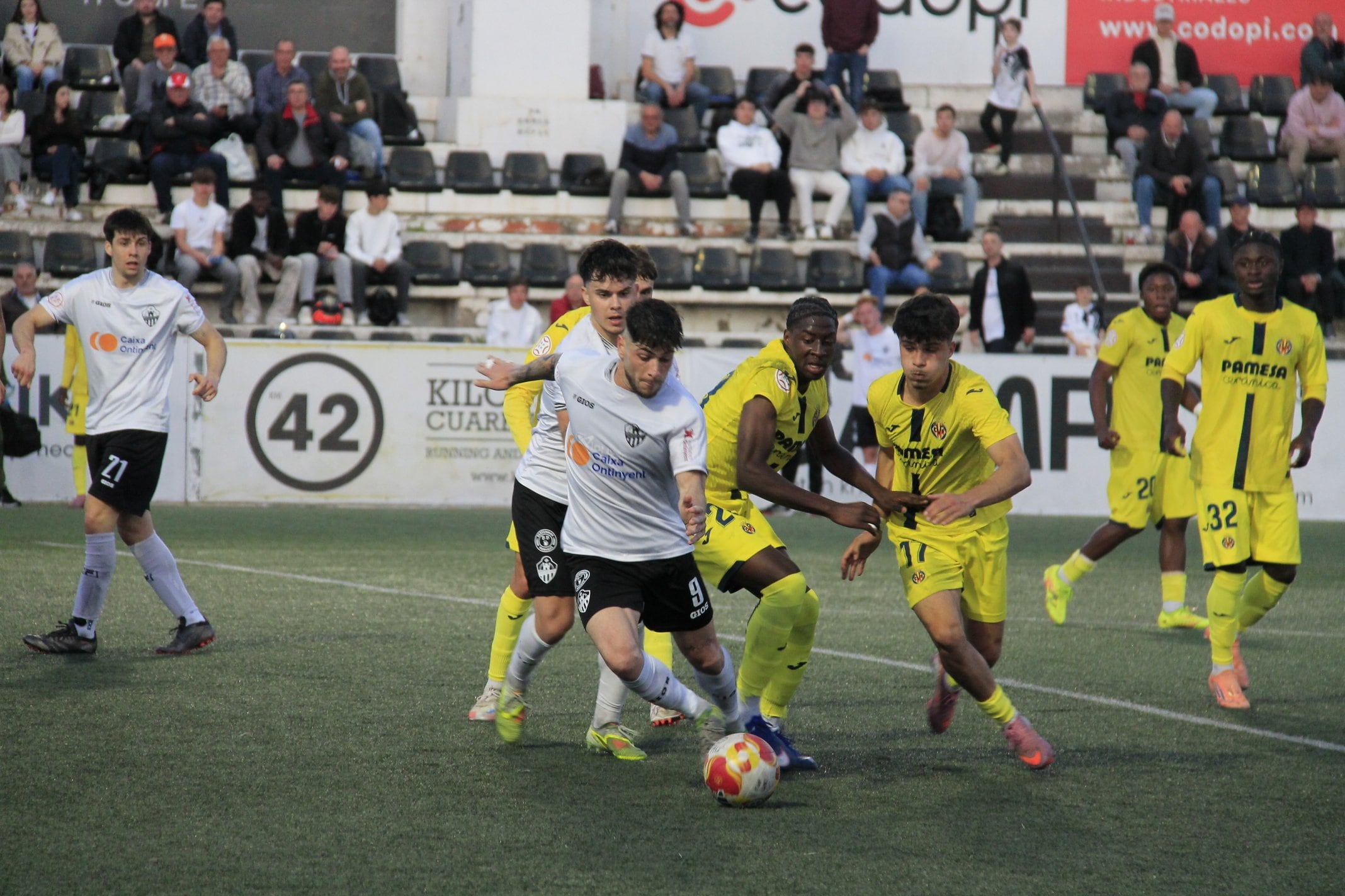 Momento del partido entre el Ontinyent 1931 y Villarreal C