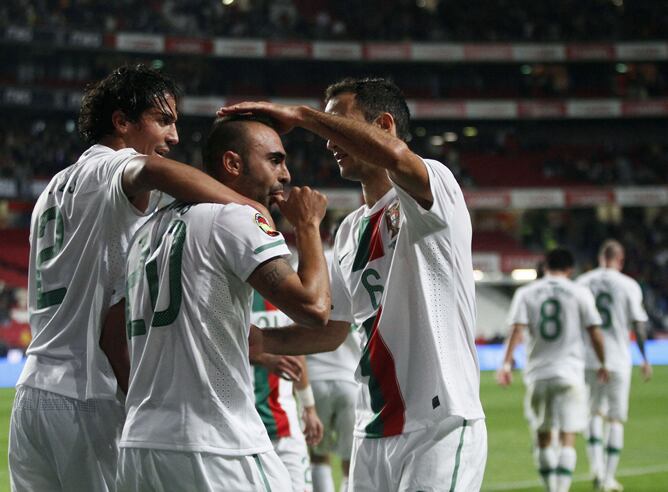 Carlos Martins celebra un tanto con Ricardo Carvalho y Bruno Alves