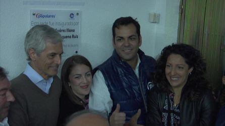 Adolfo Suárez, Alba Patricia Méndez, Juan Diego Requena y Ana Belén Mata tras descrubrir la placa de la nueva sede del PP