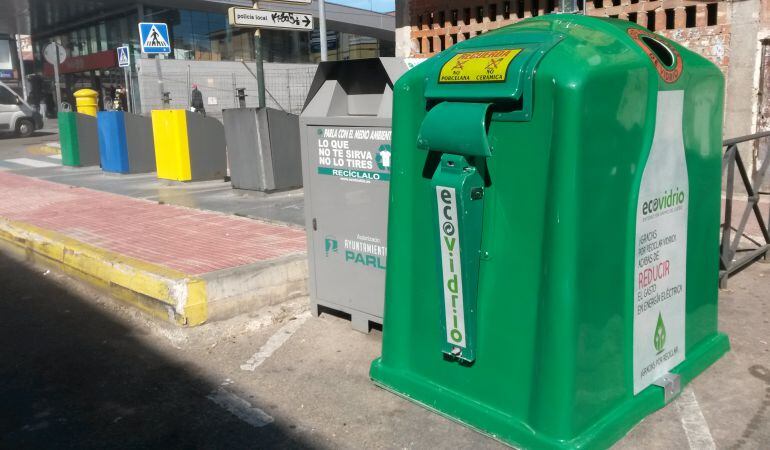 Los nuevos contenedores de reciclaje de vidrio facilitan la tarea a los comerciantes