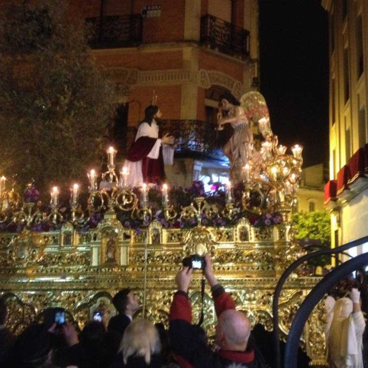 Ninguna de las hermandades que decidieron salir completan el recorrido ante la incesante lluvia
