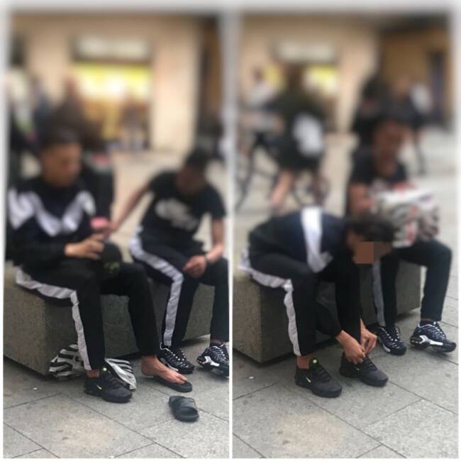 Dos menors es posen sabatilles esportives valorades en 170 euros i acabades de comprar al comptat en una botiga del centre de Barcelona