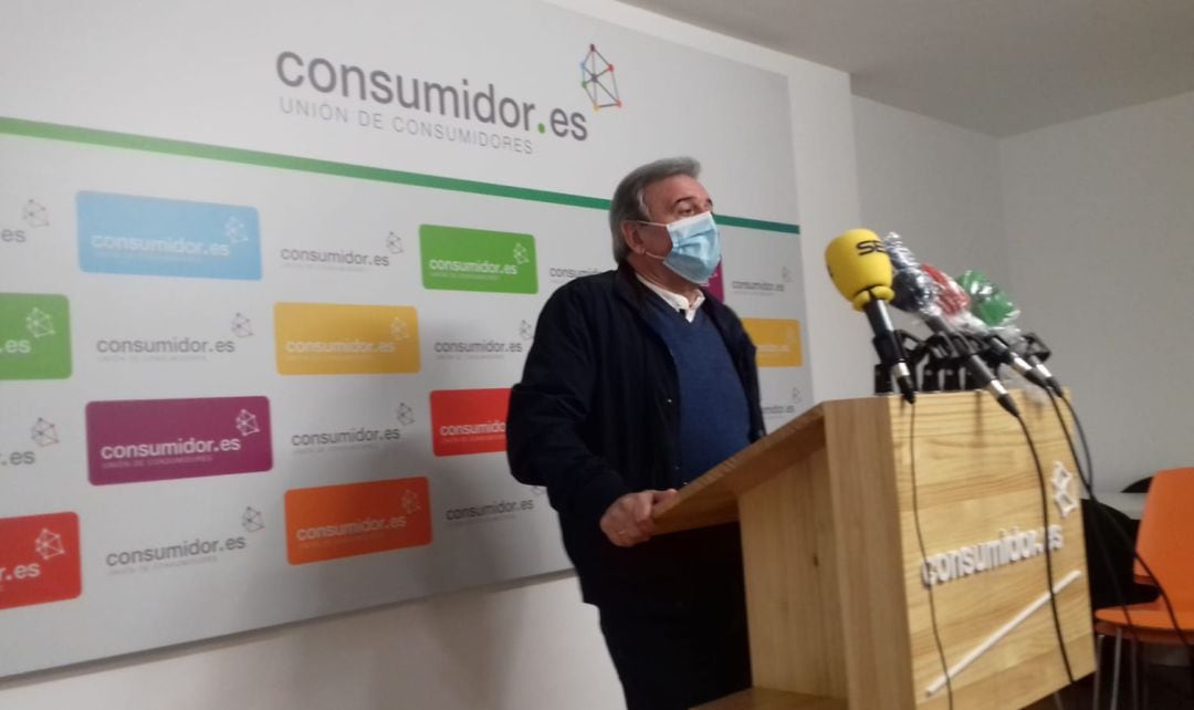 El presidente de la UCE durante su rueda de prensa