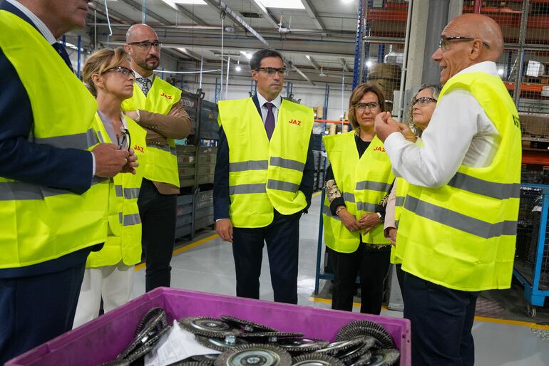 El lehendakari Imanol Pradales visitando la empresa centenaria  JAZ Zubiaurre de Eibar. Foto: Irekia