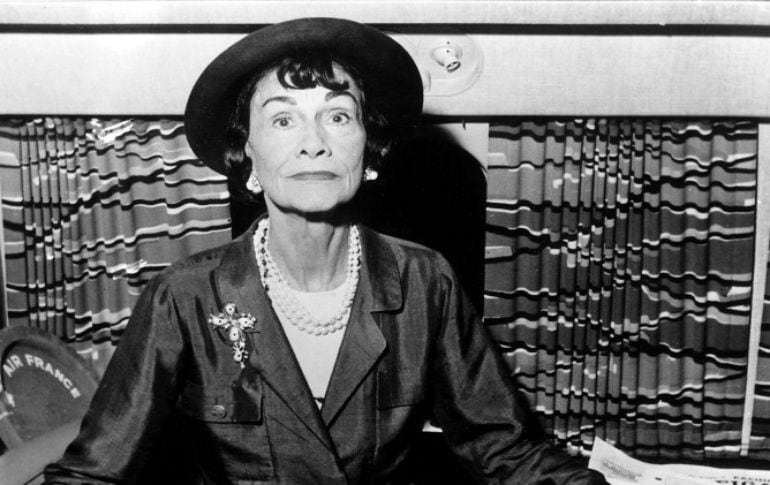 La diseñadora francesa, Coco Chanel, en un avión poco antes de iniciar un viaje.