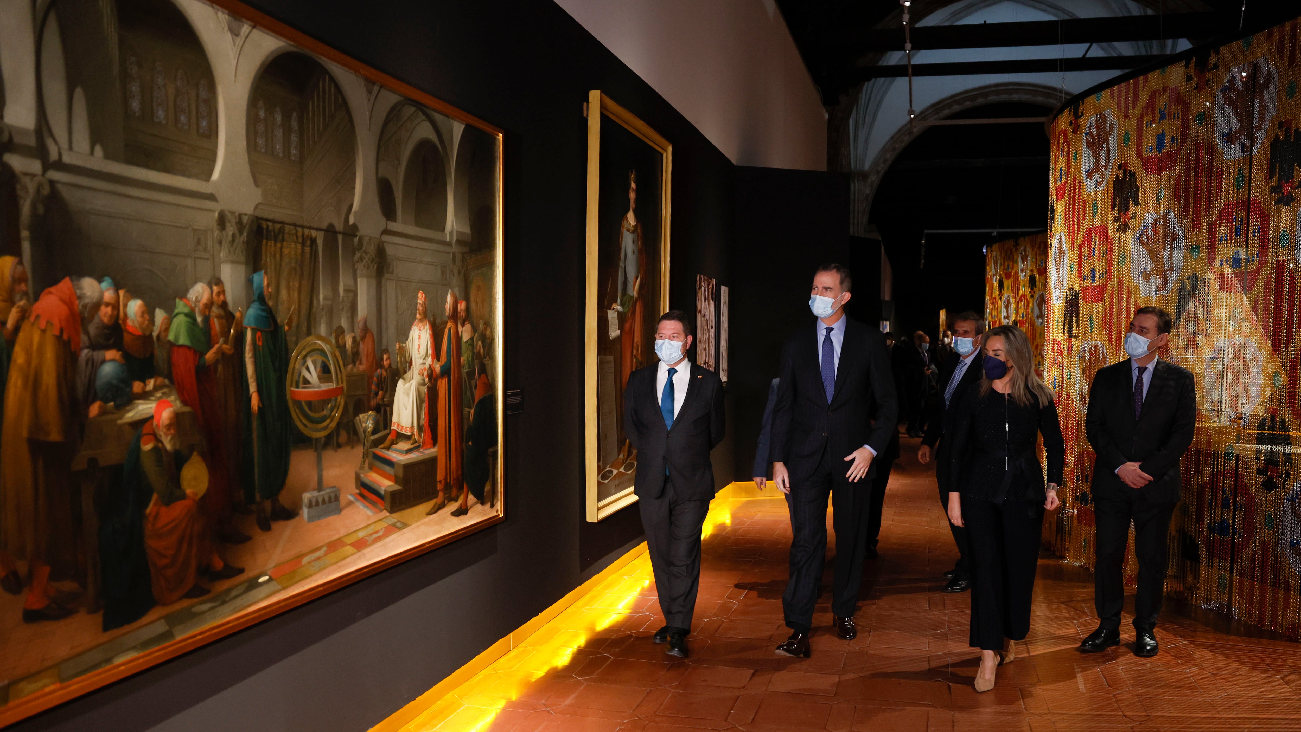 TOLEDO, 14/03/2022.- El rey Felipe acompañado por el presidente de Castilla-La Mancha, Emiliano García-Page (i), y la alcaldesa de Toledo, Milagros Tolón (2d), en su visita a la exposición &quot;Alfonso X: El legado de un rey precursor&quot;, que ha inaugurado este lunes en el Museo de Santa Cruz de Toledo. EFE/Ballesteros ***POOL***
