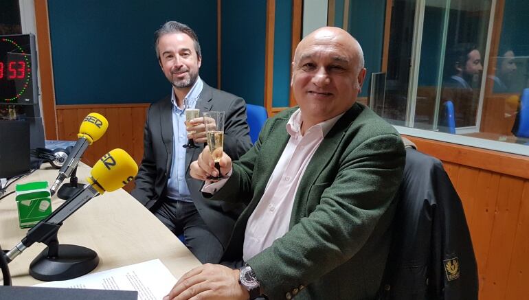 Juan Luis Vidal y Miguel del Río en estudio de la Ventana de Cantabria brindan por la navidad