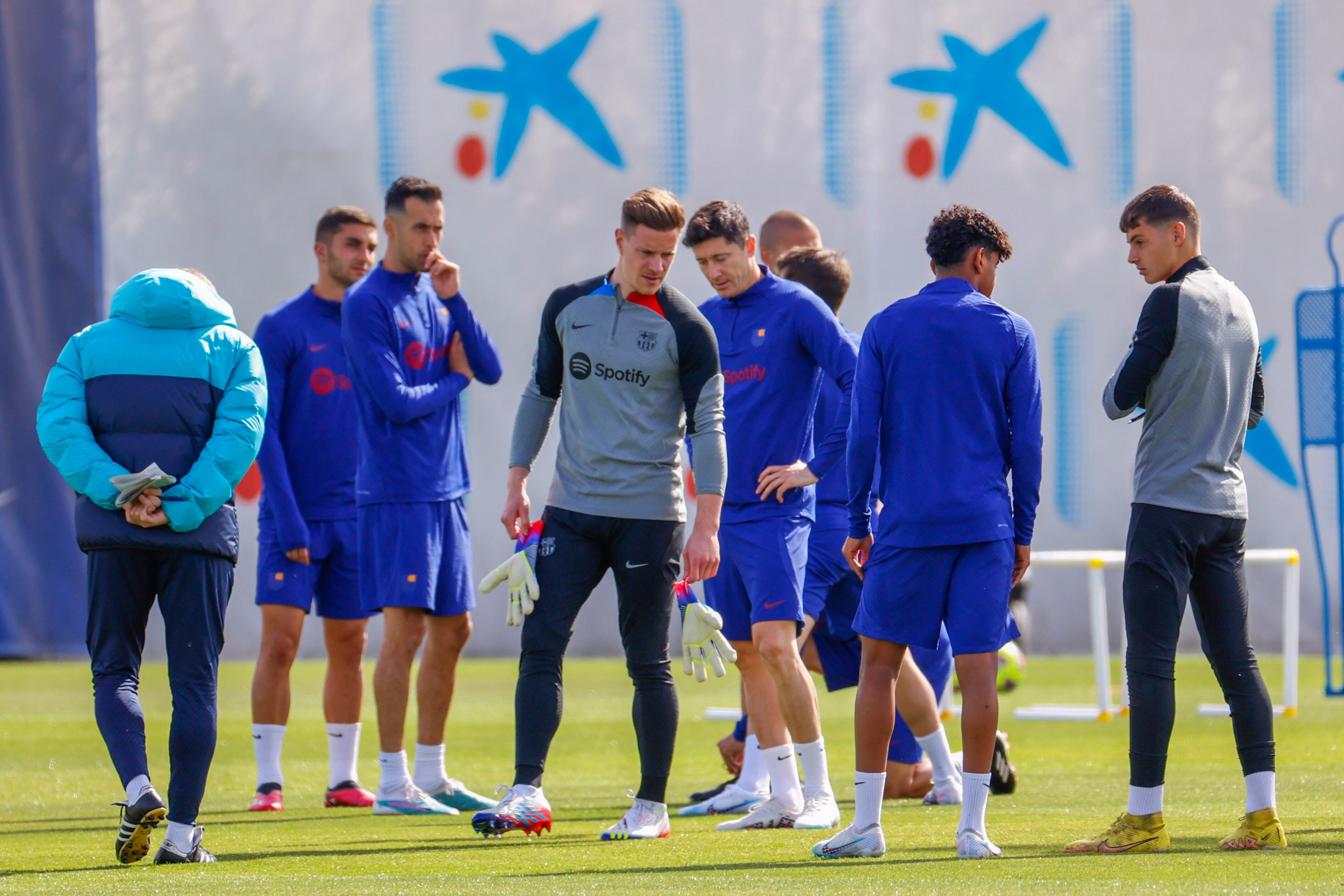 El portero alemán del FC Barcelona, Marc-André ter Stegen (c) y el delantero polaco del FC Barcelona, Robert Lewandowski (c-d), durante el entrenamiento este domingo que realiza la plantilla barcelonista para preparar el partido de liga que disputarán mañana ante el Girona FC en el Camp Nou.-EFE / Toni Albir