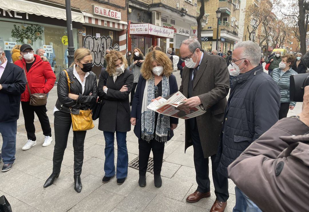 La alcaldesa de Alcorcón, Natalia de Andrés, junto a Ángel Gabilondo, Hana Jalloul y otros miembros de la formación local