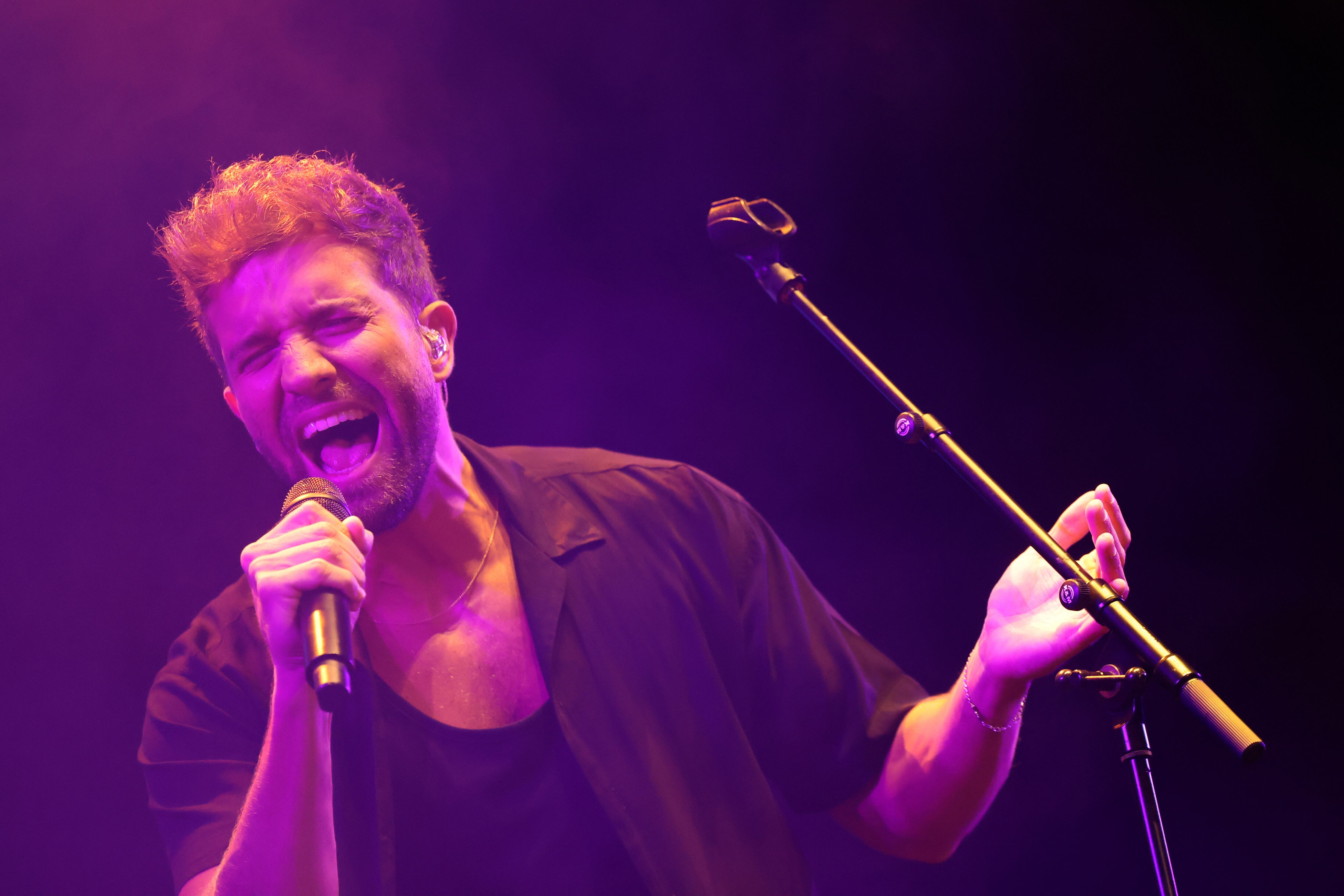 ZARAGOZA, 11/10/2022.- El músico y cantante Pablo Alboran durante su actuación hoy martes en la Plaza del Pilar de Zaragoza con motivo de las fiestas que se celebran en la capital aragonesa. EFE/Toni Galán.