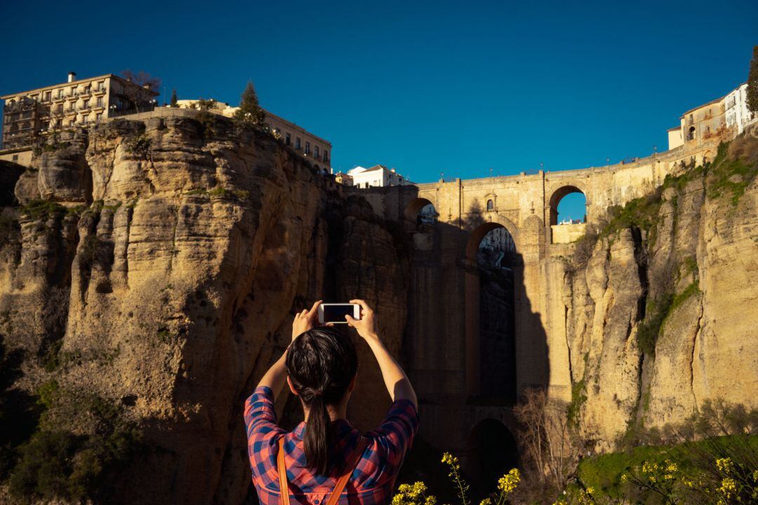 Turista toma una fotografía con su smartphone