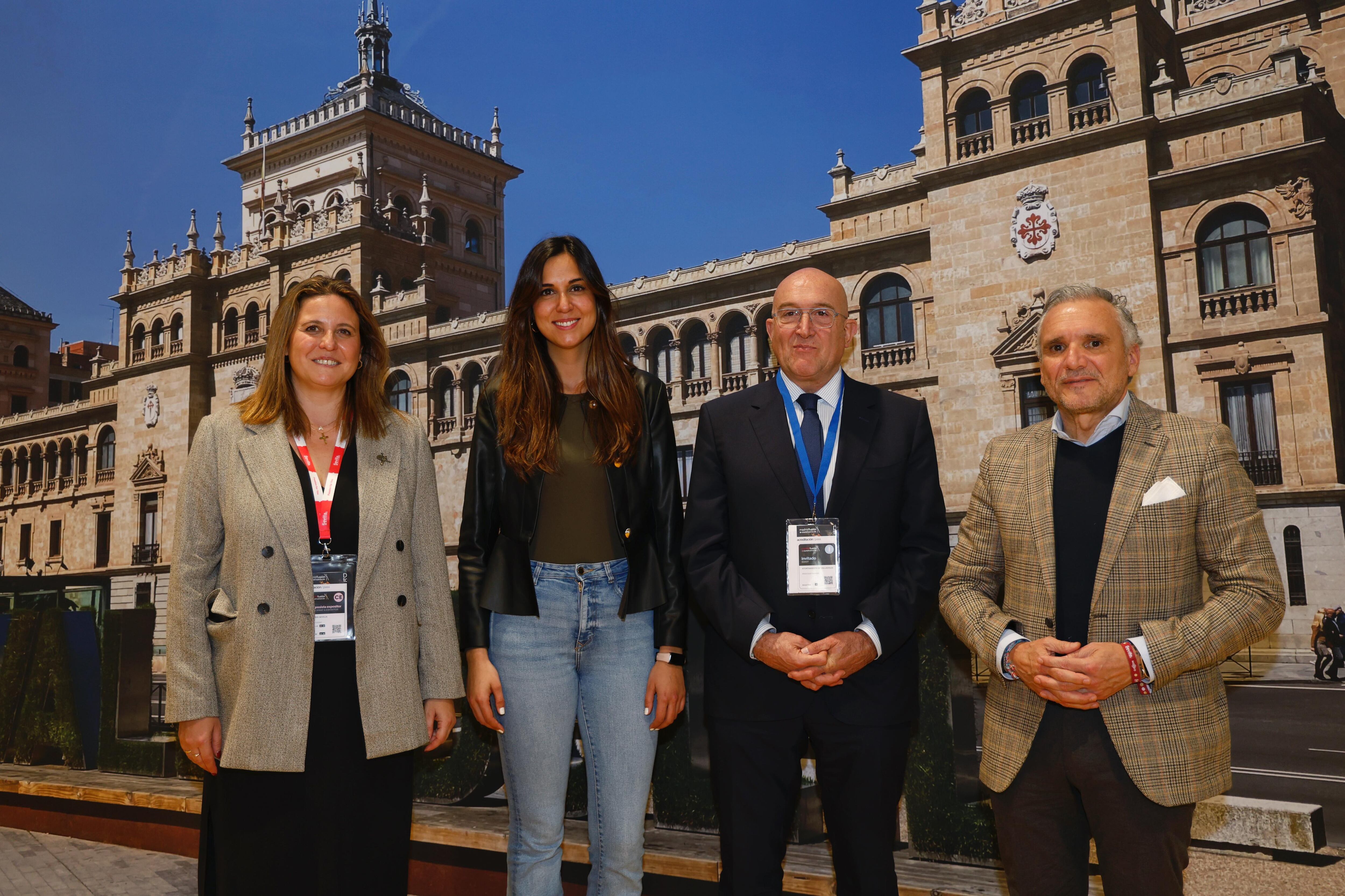 El alcalde de Valladolid, Jesús Julio Carnero, la concejala de Turismo, Eventos y Marca Ciudad, Blanca Jiménez junto con la concejala de Turismo del Ayuntamiento de Sevilla, Ángela María Moreno, y el director general de Turismo en dicho Consistorio, Juanjo Domínguez,