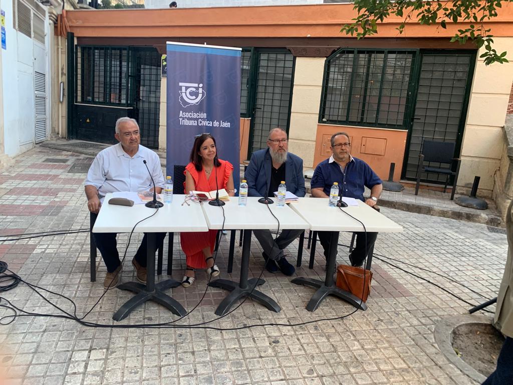 De izquierda a derecha, los periodistas Miguel Ortega (Diario Jaén), Esperanza Calzado (moderadora y responsable de LaContra), Raúl Beltrán (Viva Jaén) y José Liébana (Diario Ideal).