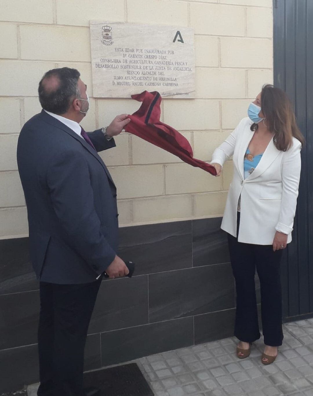 Inauguración de la EDAR de Arjonilla por parte del alcalde de la localidad y la consejera de Agricultura.