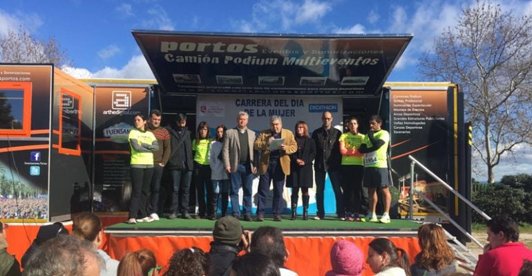 Esteban Ibarra y el alcalde de Sanse, Narciso Romero durante la lectura de un manifiesto rechazando la agresión de un grupo neonazi a dos jóvenes de Alcobendas