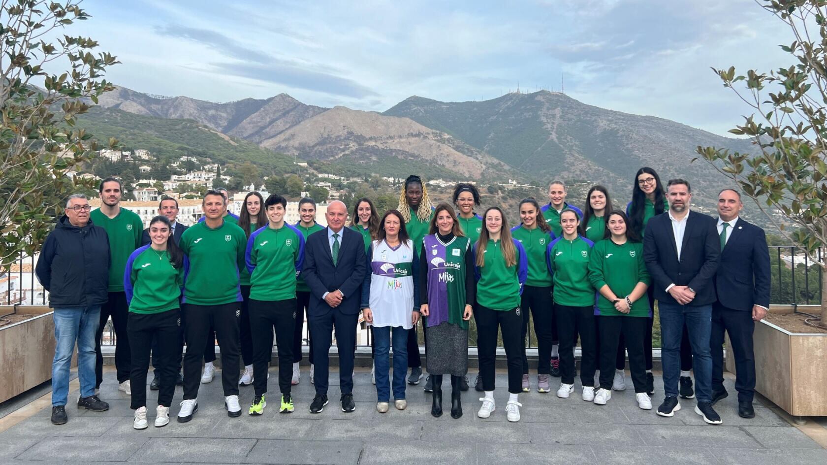 La plantilla del Unicaja femenino con la Alcaldesa de Mijas Ana Mata