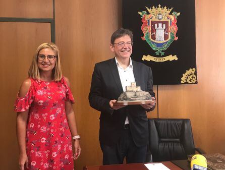 Irene Navarro, alcaldesa de Petrer, junto a Ximo Puig, presidente de la Generalitat