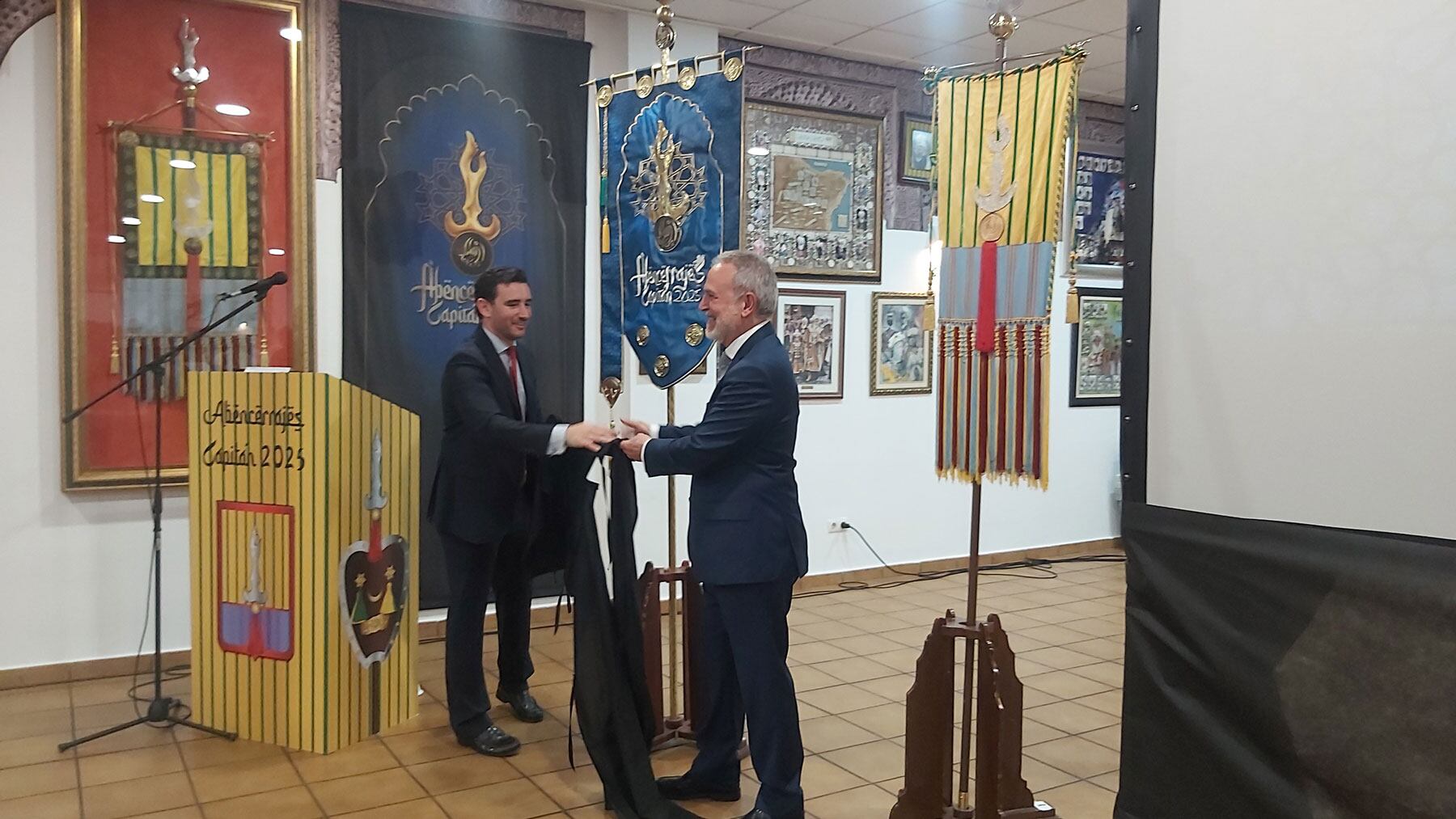 Instante en el que el propio Indalecio Carbonell descubre su heráldica con la ayuda del primer tro de los Abencerrajes, Pepe Sanz