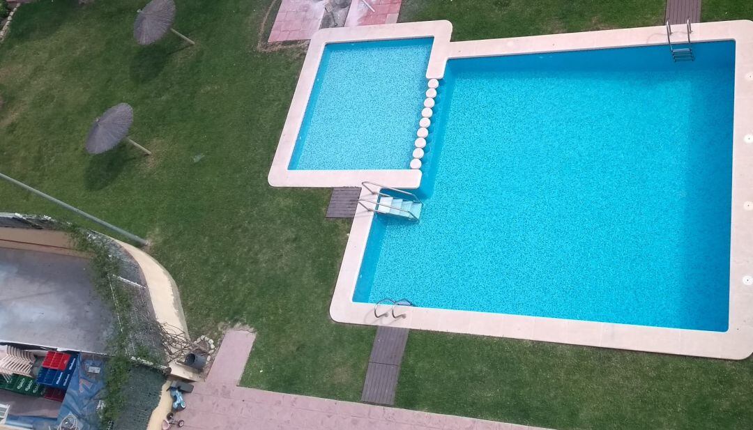 Una urbanización con piscina en Alicante, fuera de uso por la pandemia.