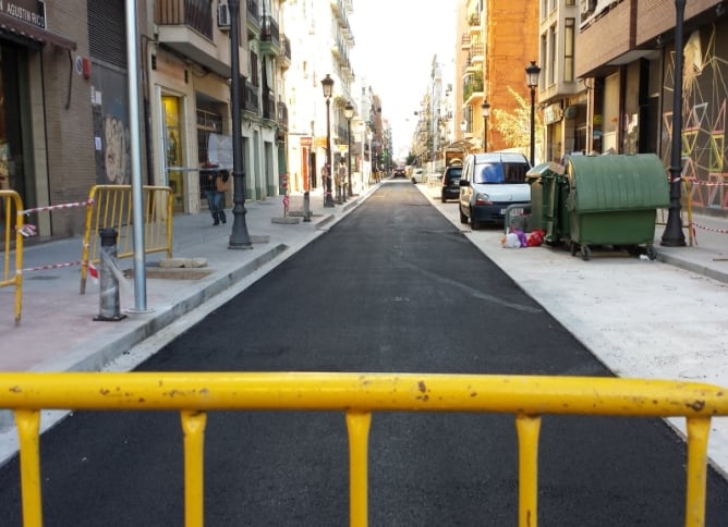 Aspecto de la calle Cádiz tras el paso de las máquinas asfaltadoras