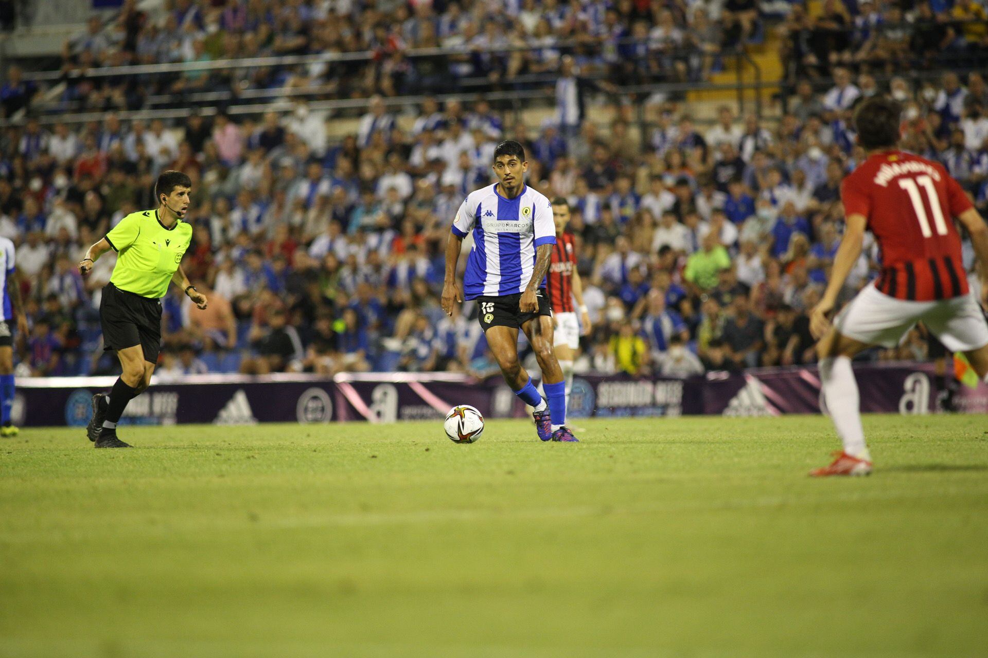 César Moreno, jugador del Hércules CF, frente al Unión Adarve