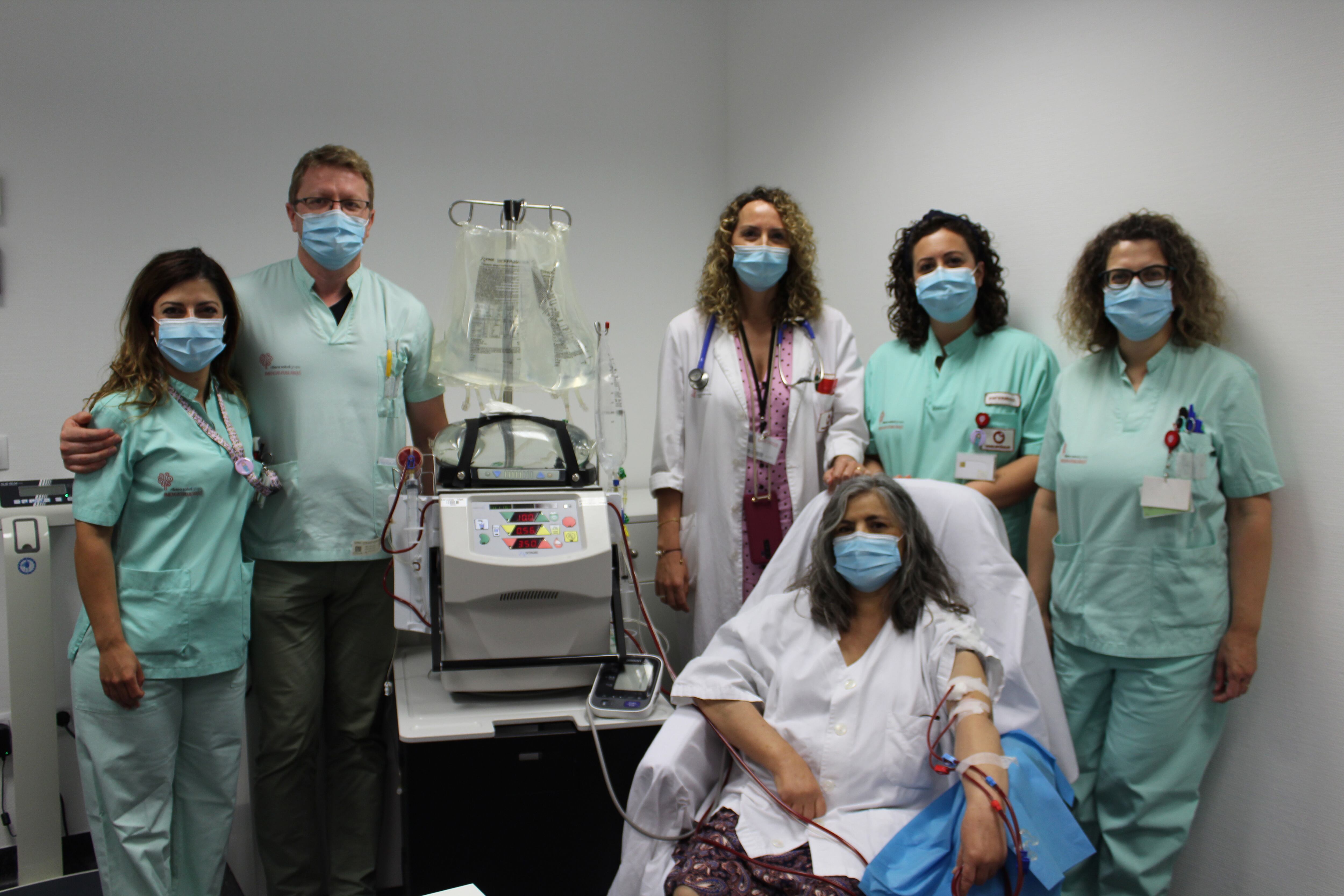 Personal de la Unidad de Nefrología con una paciente de hemodiálisis