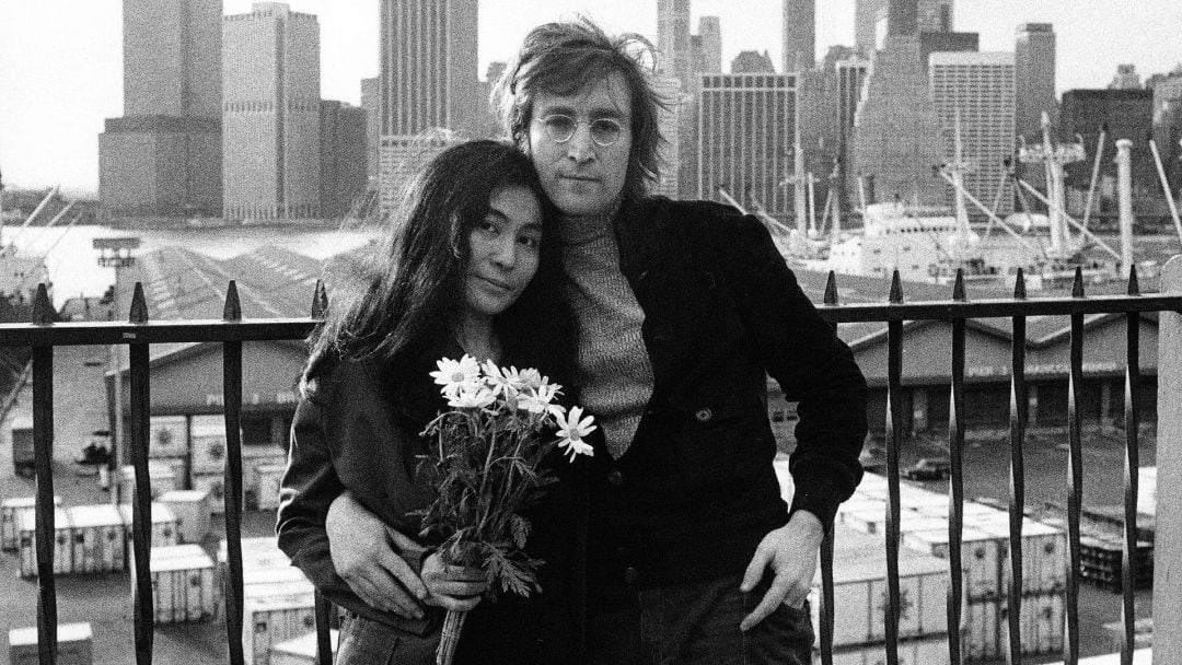 Fotograma de archivo cedido por el Servicio Público de Radiofusión (PBS) donde aparecen John Lennon y Yoko Ono posando en Nueva York, durante una escena del documental Lennon NYC de la serie American Masters.