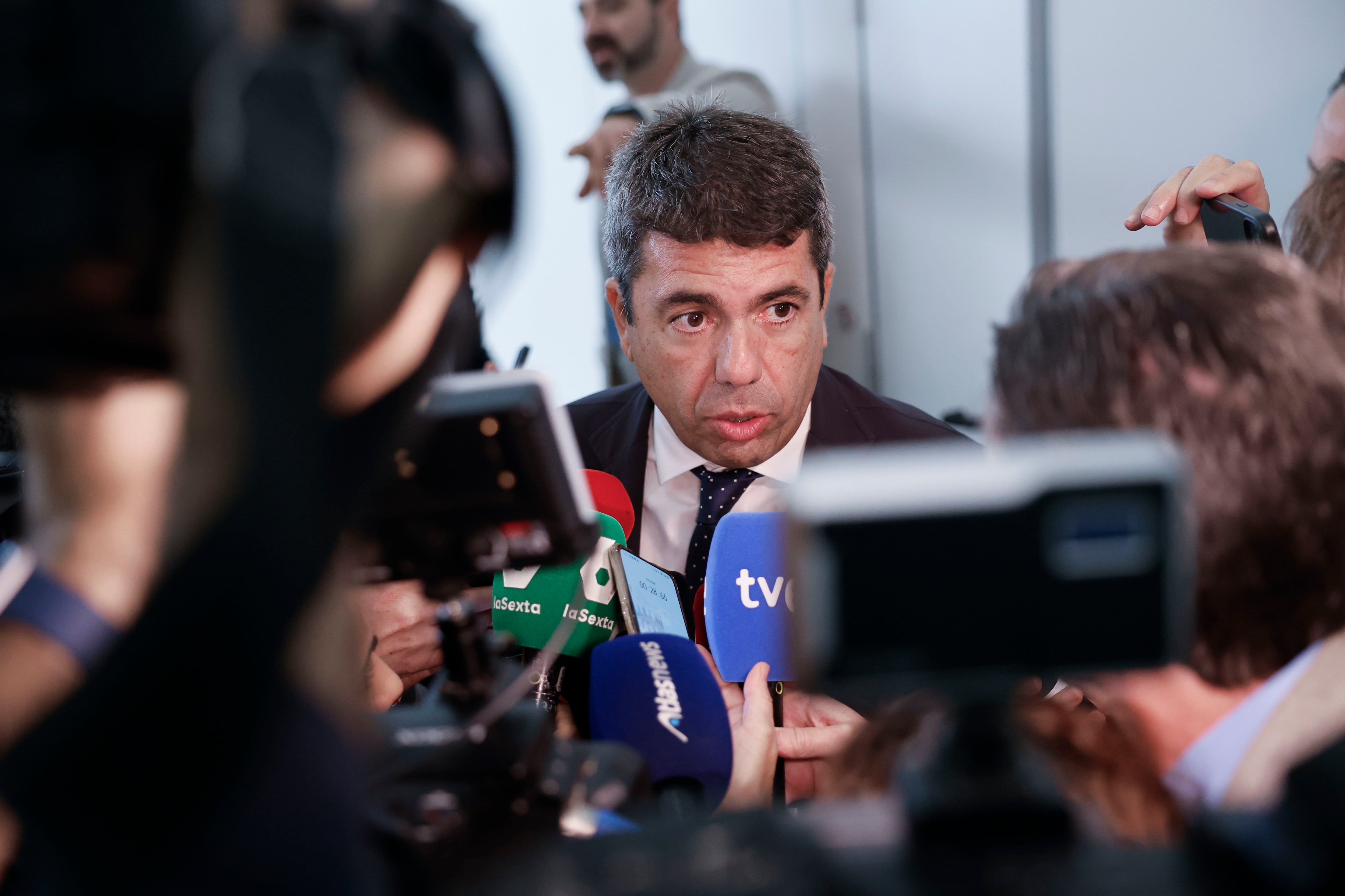 VALENCIA (ESPAÑA), 30/10/2025.- El president de la Generalitat, Carlos Mazón atiende a los medios este jueves tras asistir al Congreso de Cooperatives Agro-alimentàries de la Comunitat Valenciana celebrada en el Auditorio Santiago Grisolía. EFE/ Ana Escobar