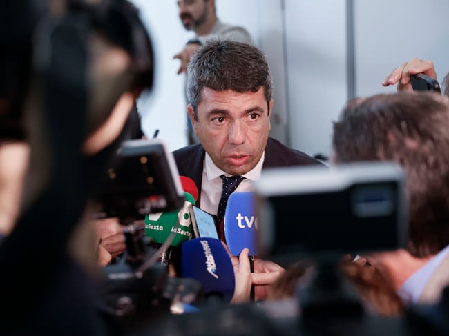 VALENCIA (ESPAÑA), 30/10/2025.- El president de la Generalitat, Carlos Mazón atiende a los medios este jueves tras asistir al Congreso de Cooperatives Agro-alimentàries de la Comunitat Valenciana celebrada en el Auditorio Santiago Grisolía. EFE/ Ana Escobar