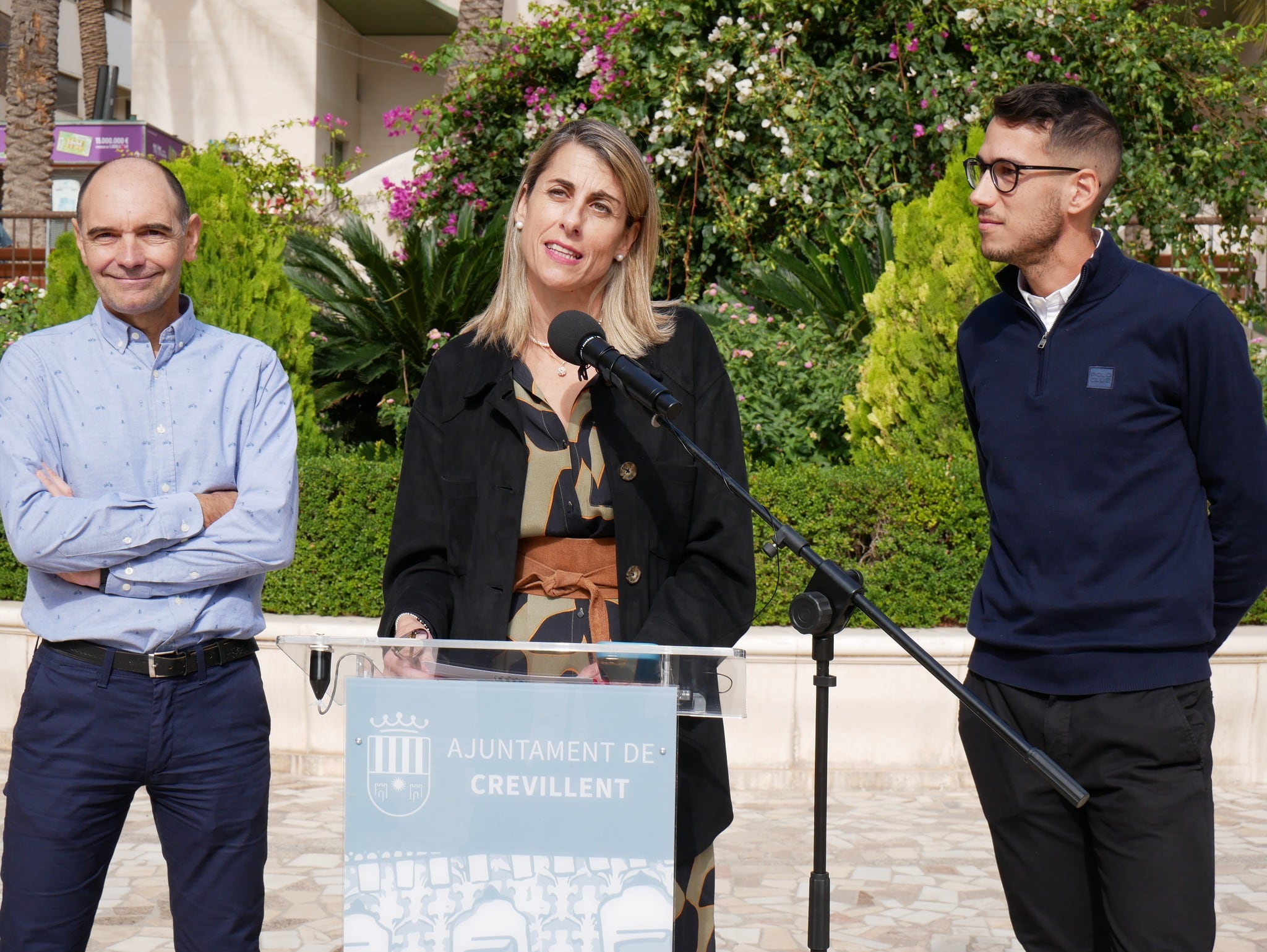 La alcaldesa de Crevillent Lourdes Aznar, en el centro, entre Antonio Luis Mas y David Amorós