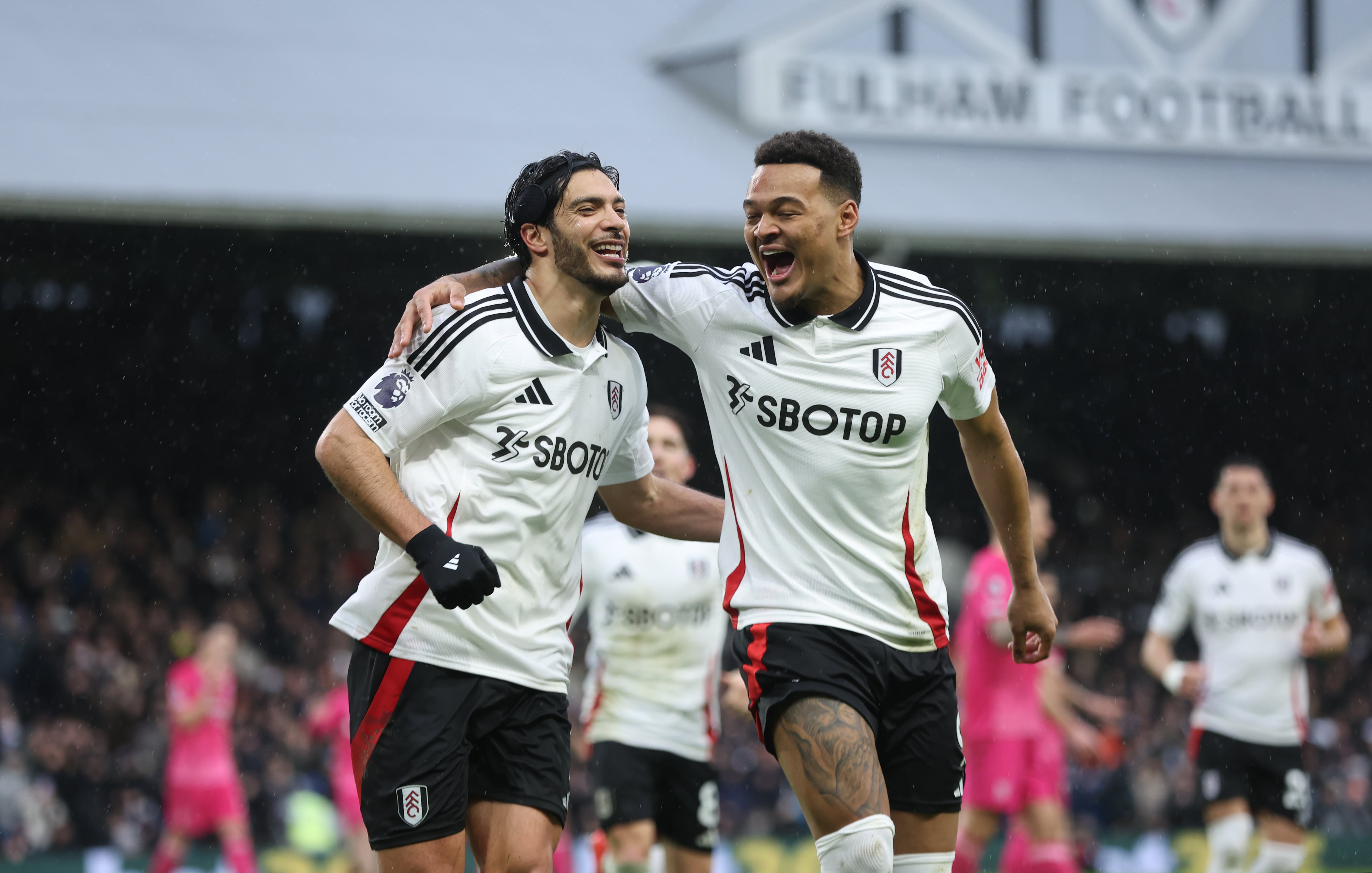 Raúl Jiménez celebra su primer gol junto a Rodrigo Muniz