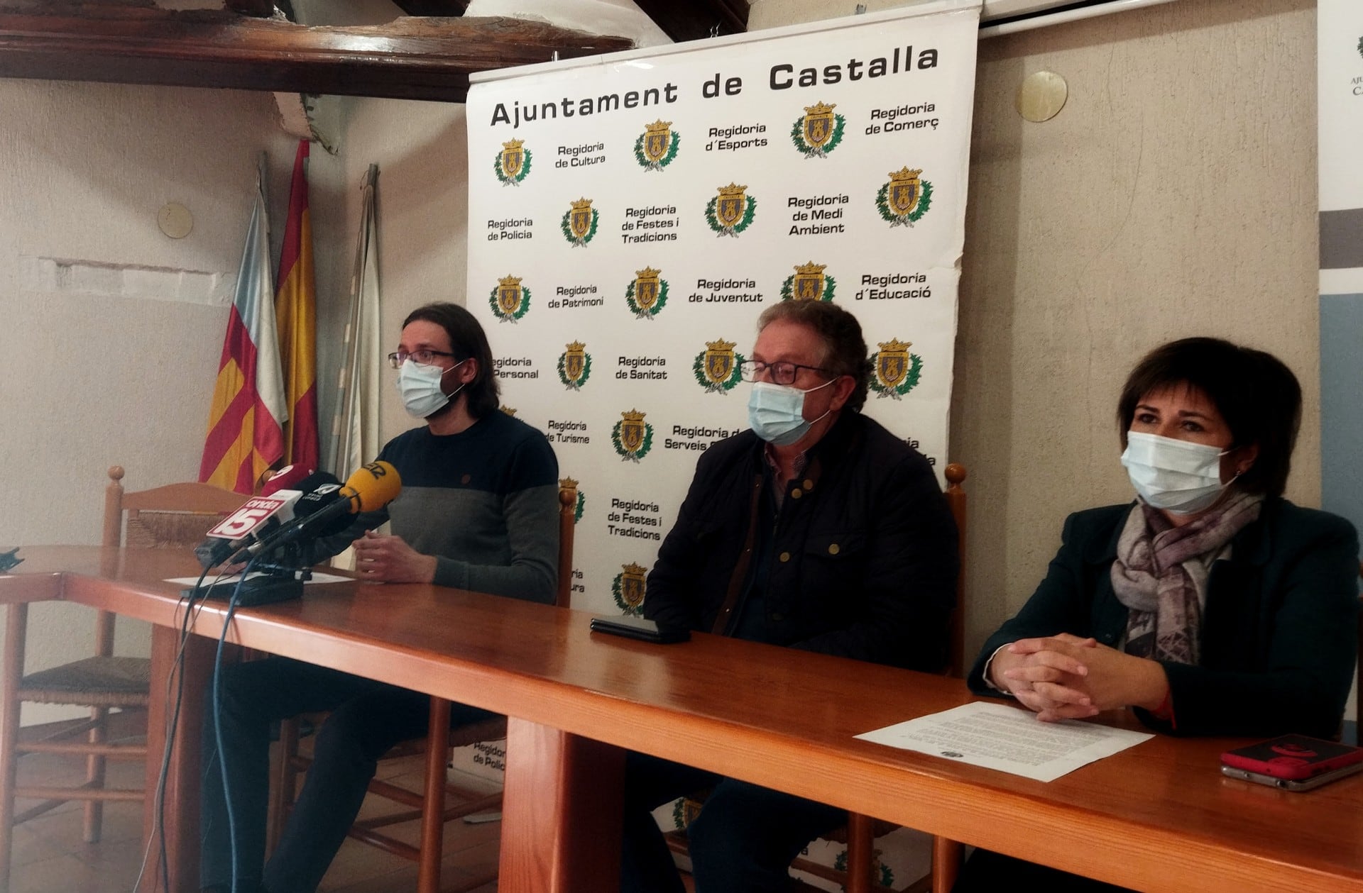 Juan Antonio Mira, técnico de Patrimonio y Cultura; Antonio Bernabeu, alcalde de Castalla y Maite Gimeno, edil de Patrimonio y Promoción Turística, anunciado el regreso de la Fira de Sant Isidre y la creación del consejo municipal para impulsar este evento.