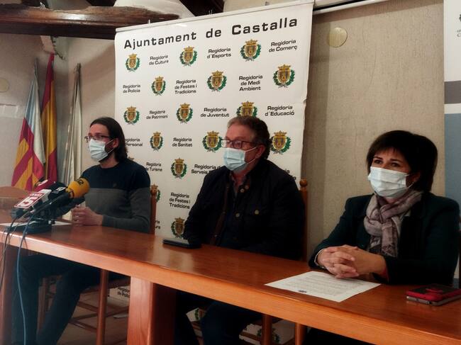 Juan Antonio Mira, técnico de Patrimonio y Cultura; Antonio Bernabeu, alcalde de Castalla y Maite Gimeno, edil de Patrimonio y Promoción Turística, anunciado el regreso de la Fira de Sant Isidre y la creación del consejo municipal para impulsar este evento.