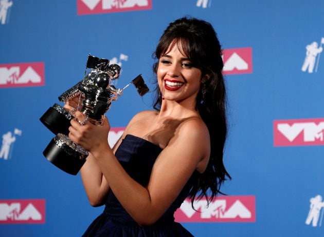 Camila Cabello posa con sus dos galardones.