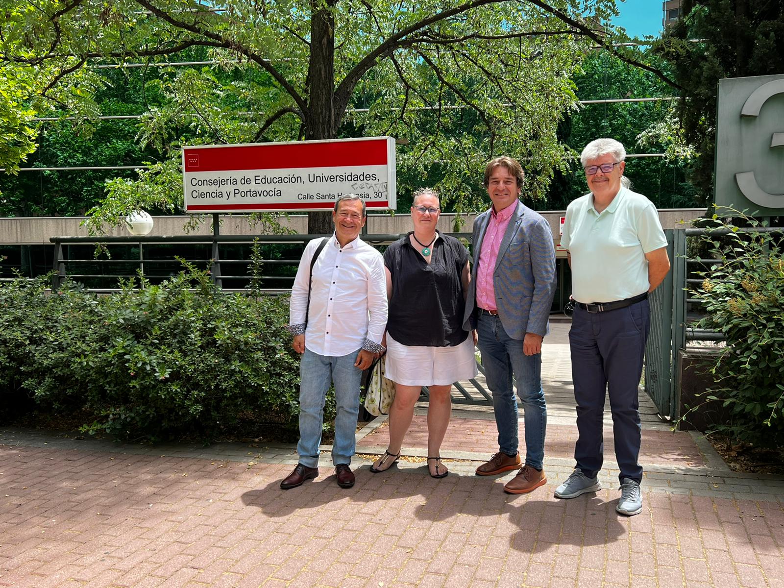 Miembros del AMPA del Yvonne Blake de Fuenlabrada y del gobierno local se han reunido con responsables de la Consejería de Educación