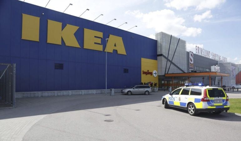 La policía permanece en el lugar donde dos personas han muerto apuñaladas en una tienda Ikea en Vasteras.