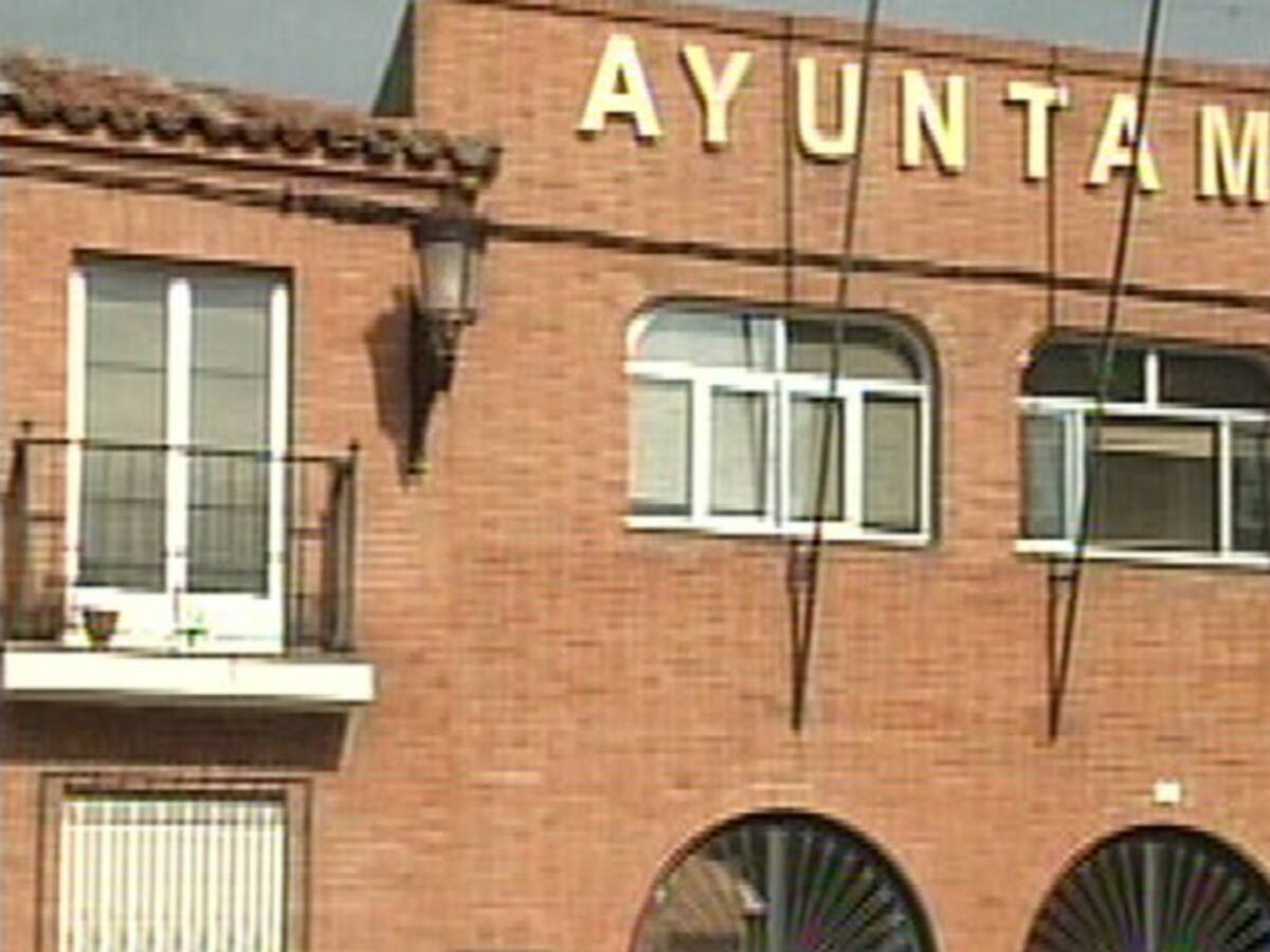 El nuevo alcalde socialista acusa al ex regidor de acceder sin permiso a los despachos del nuevo ejecutivo