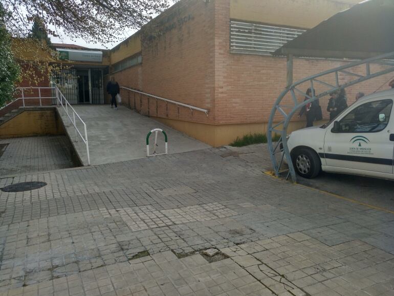 Puerta de acceso al Centro de Salud de Villacarrillo