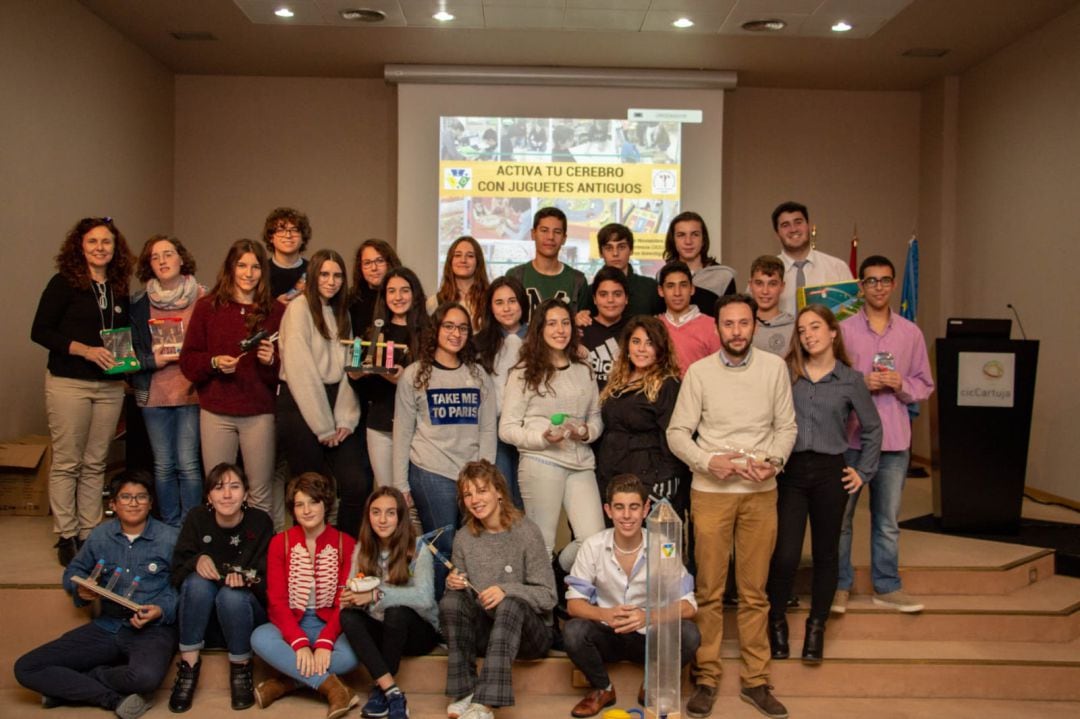 Archivo.El profesor junto a sus alumnos