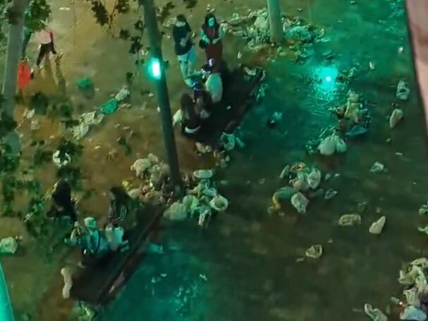 Basura en calles de Murcia tras Entierro de la Sardina